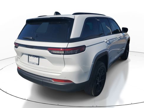 New 2026 Jeep Grand Cherokee Altitude image 4