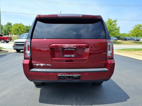 Used 2016 GMC Yukon XL SLT AWD/4WD image 11