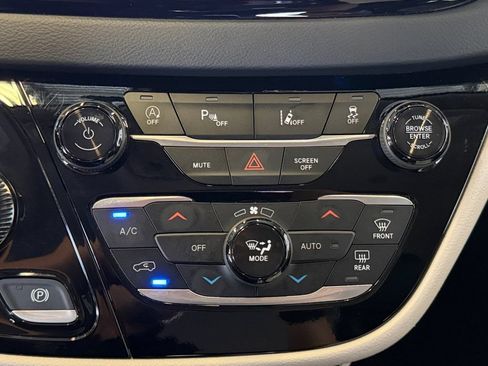 Used 2024 Chrysler Pacifica Touring-L FWD image 24