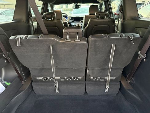 Used 2025 Chrysler Pacifica Select image 33