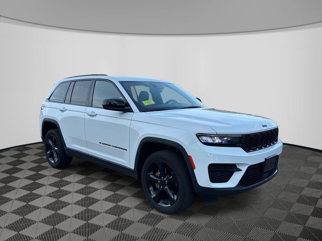 Used 2023 Jeep Grand Cherokee Altitude AWD/4WD image 3