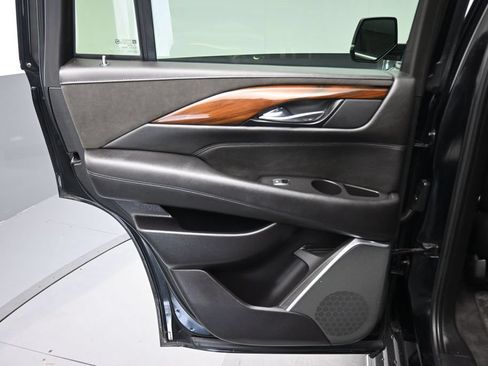 Used 2020 Cadillac Escalade Luxury w/ LPO, Radiant Package AWD/4WD image 34