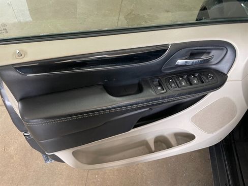 Used 2019 Dodge Grand Caravan SXT image 22