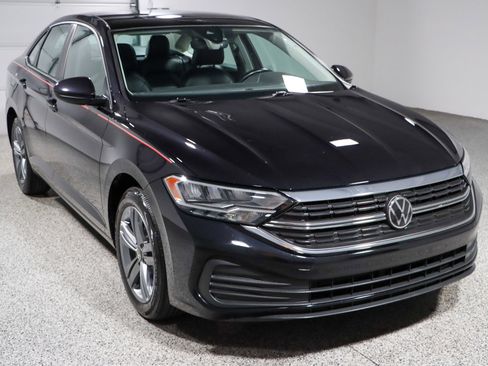 Used 2024 Volkswagen Jetta SE image 5