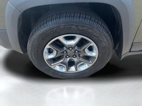 Used 2019 Jeep Cherokee Trailhawk w/ Cold Weather Group image 21