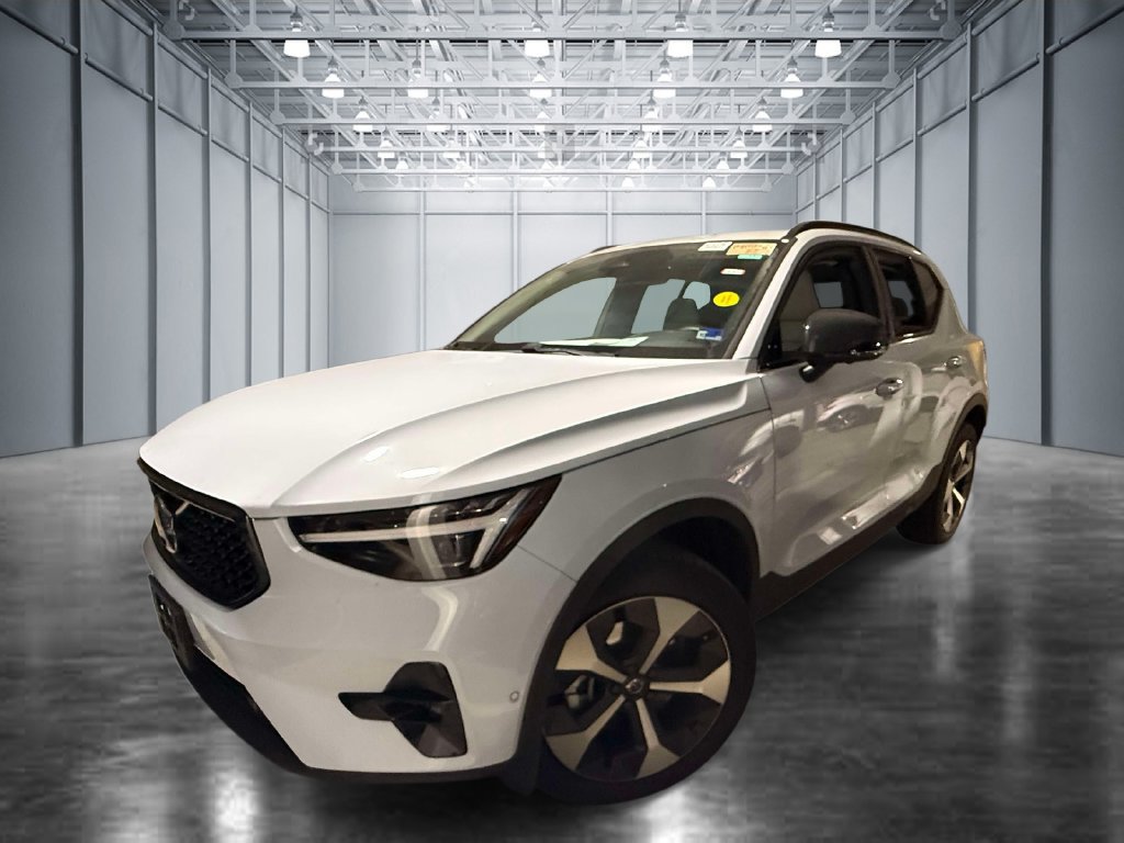 Used 2026 Volvo XC40 B5 Plus AWD/4WD image 1
