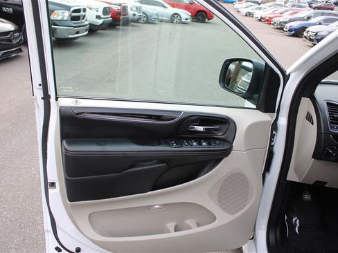Used 2018 Dodge Grand Caravan SXT image 10