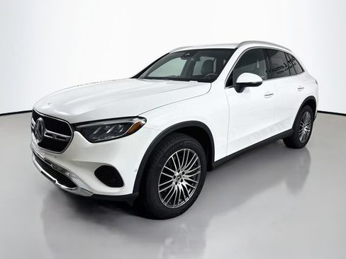 Used 2025 Mercedes-Benz GLC 300 4MATIC image 3