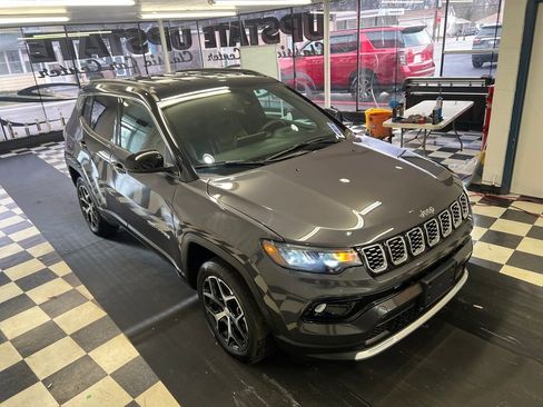 Used 2024 Jeep Compass Limited image 18