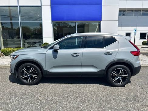 Used 2025 Volvo XC40 B5 Core AWD/4WD image 2