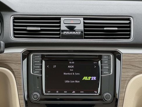 Used 2018 Volkswagen Passat 2.0T SE w/ SE Lighting Package FWD image 18