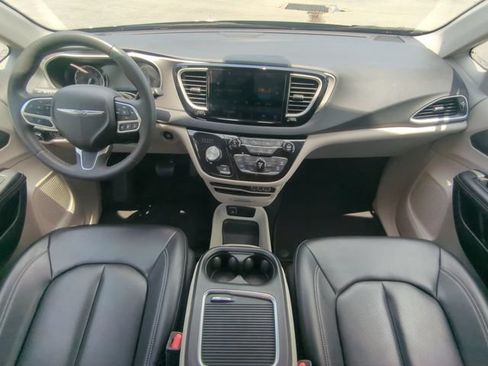 Used 2023 Chrysler Pacifica Touring-L FWD image 19