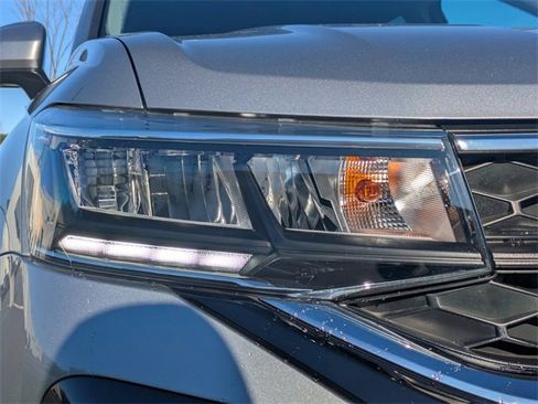 Certified 2023 Volkswagen Taos SE w/ Black Wheel Package image 10