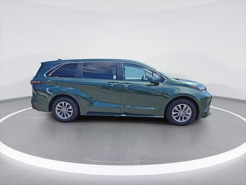Certified 2025 Toyota Sienna XLE FWD image 10