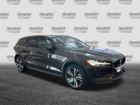 Used 2025 Volvo V60 B5 Cross Country Plus image 3