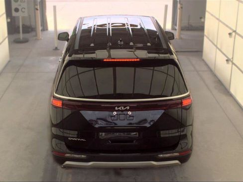 Used 2023 Kia Carnival EX FWD image 10