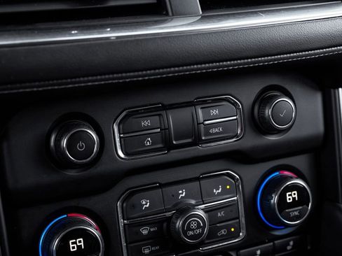 Used 2022 Chevrolet Suburban LT w/ Luxury Package image 24