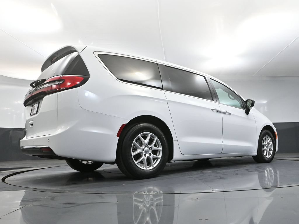 Used 2024 Chrysler Pacifica Touring-L FWD image 43