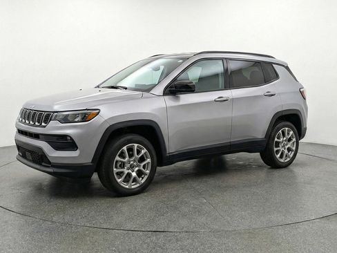 Used 2025 Jeep Compass Limited image 3