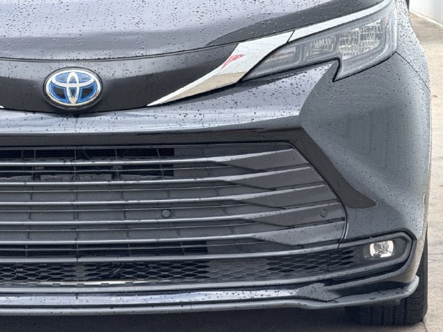 Used 2025 Toyota Sienna XLE FWD image 9
