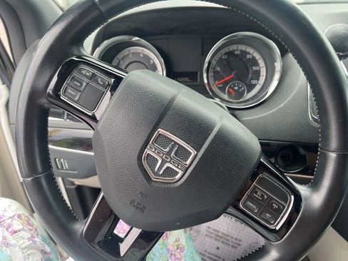 Used 2019 Dodge Grand Caravan SXT FWD image 12