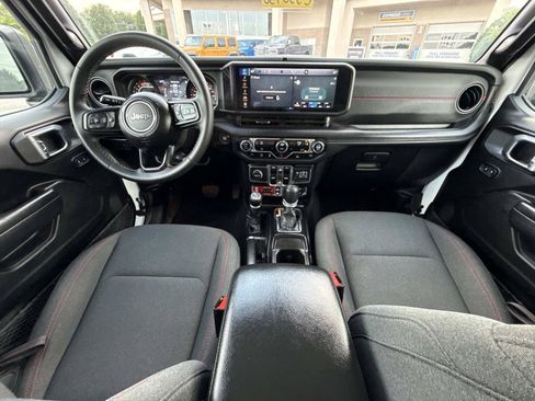 Used 2025 Jeep Wrangler Unlimited Rubicon AWD/4WD image 19