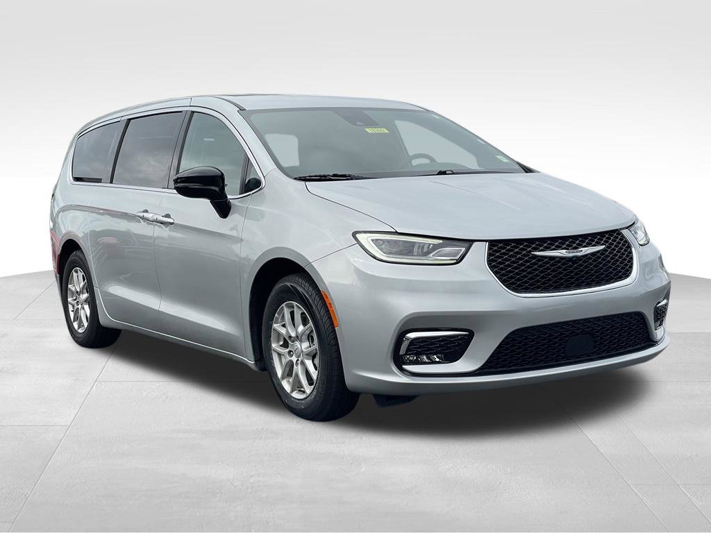 Used 2026 Chrysler Pacifica Select FWD image 3