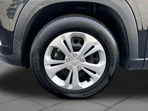 Used 2025 Chevrolet Trax LS FWD image 11