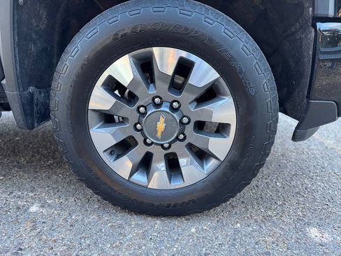 Used 2024 Chevrolet Silverado 2500 Custom w/ Custom Value Package image 4
