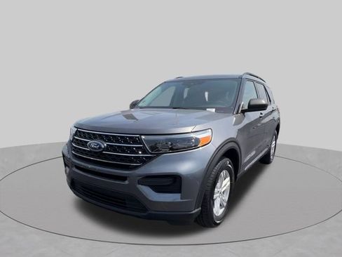 Used 2024 Ford Explorer XLT AWD/4WD image 3