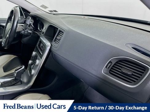 Used 2017 Volvo V60 T5 Cross Country w/ Convenience Package image 32