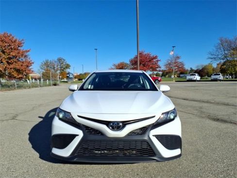 Used 2023 Toyota Camry SE image 2