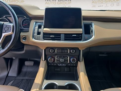 Used 2021 Chevrolet Suburban Premier w/ Premium Package AWD/4WD image 11