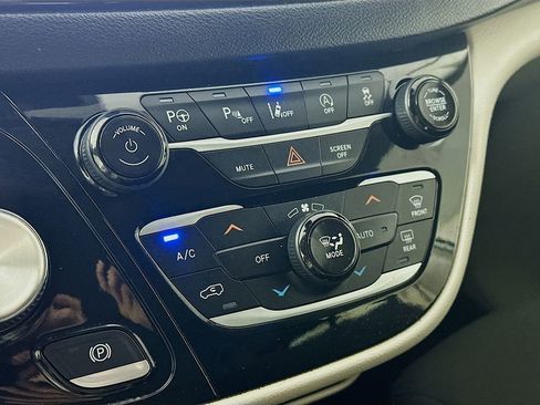 Used 2020 Chrysler Pacifica Touring w/ Advanced Safetytec Group image 18