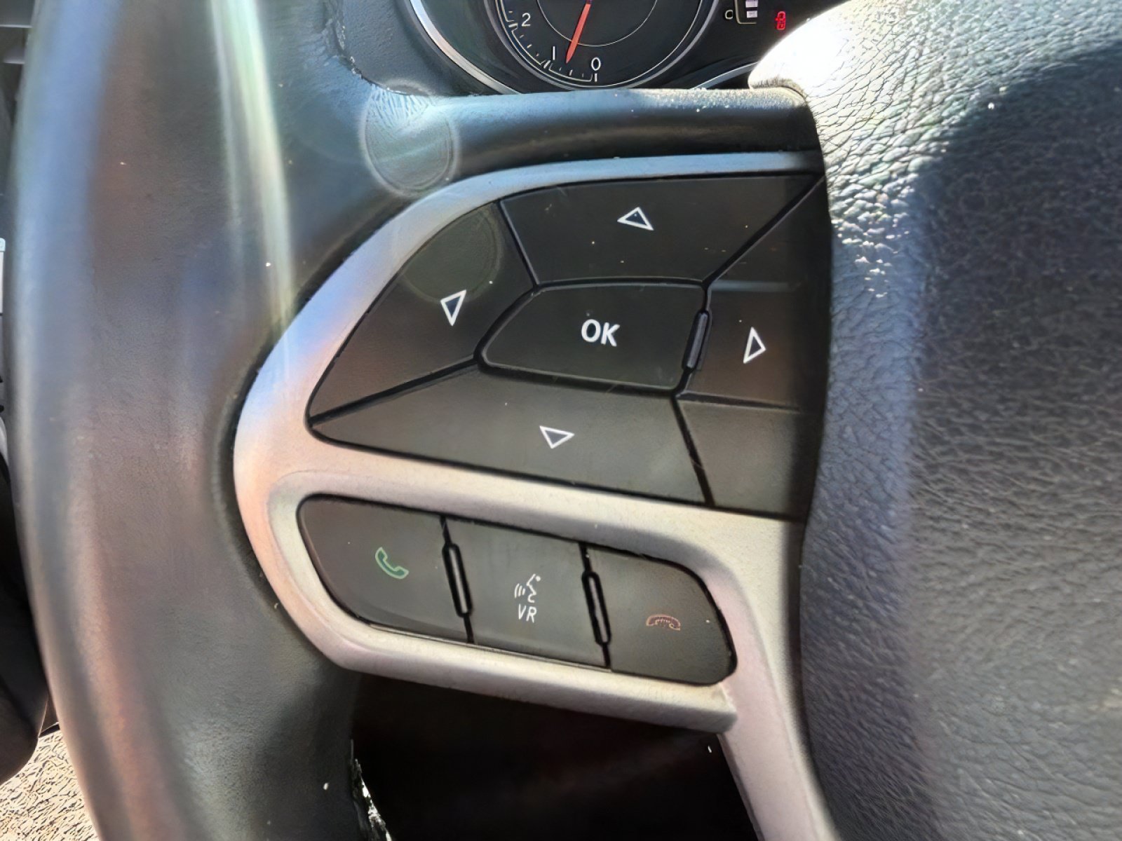 Used 2019 Jeep Cherokee Latitude Plus w/ Comfort/Convenience Group FWD image 22
