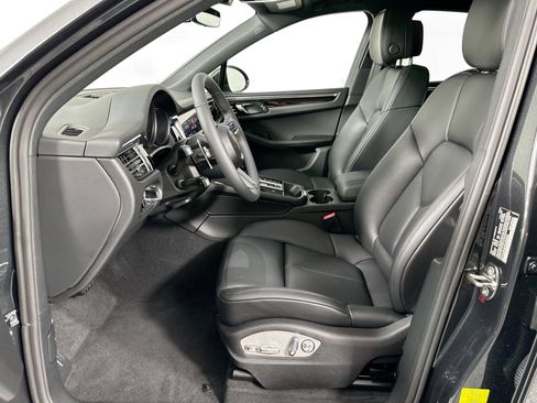Certified 2025 Porsche Macan image 4