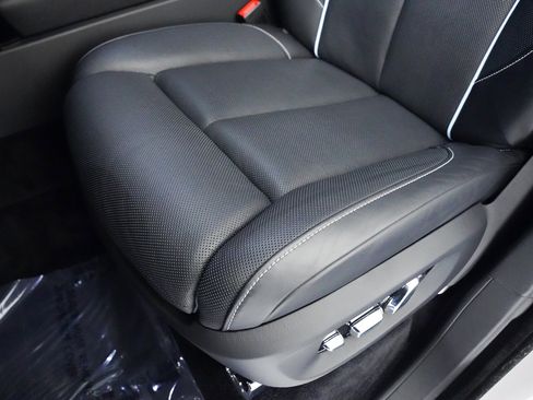 Used 2024 Rolls-Royce Cullinan Black Badge image 31