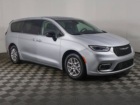 Used 2024 Chrysler Pacifica Touring-L image 51