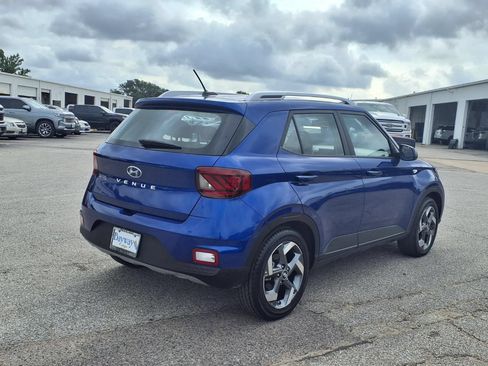 Used 2024 Hyundai Venue Limited FWD image 2