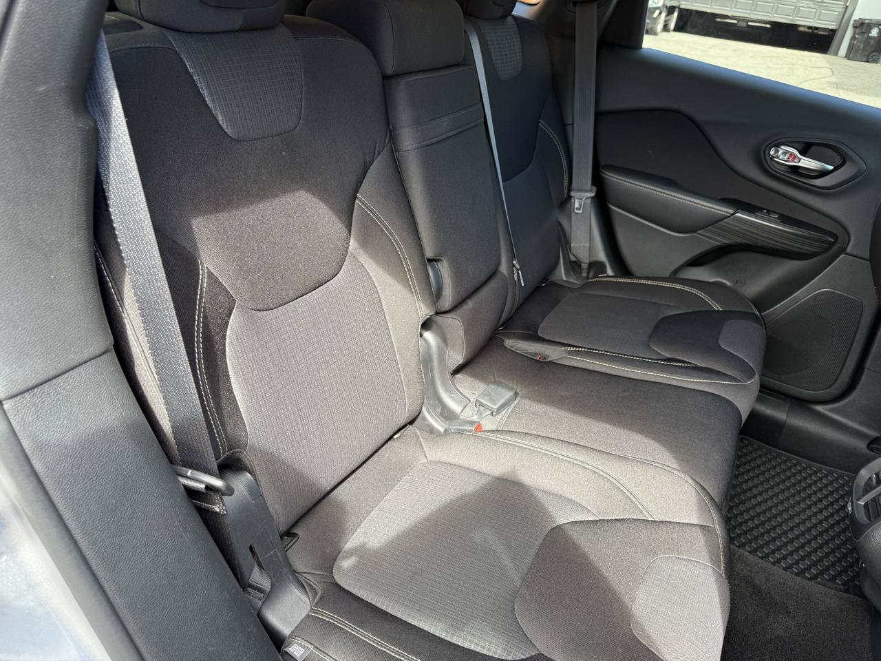 Used 2015 Jeep Cherokee Latitude w/ Comfort/Convenience Group FWD image 8
