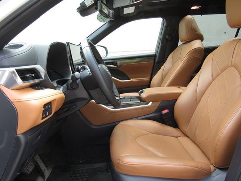 Used 2026 Toyota Highlander Limited AWD/4WD image 9