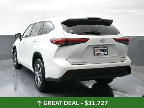 Used 2023 Toyota Highlander XLE FWD image 2