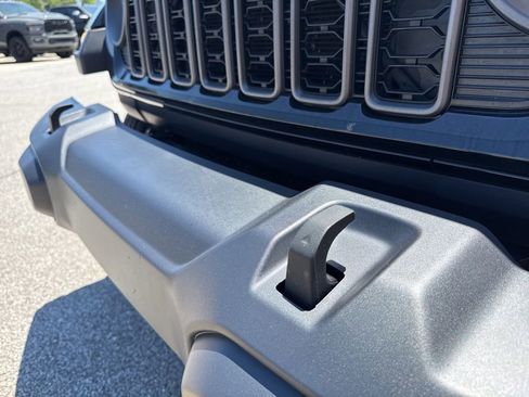 Used 2024 Jeep Gladiator Sport AWD/4WD image 15