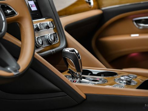Used 2023 Bentley Bentayga Extended Wheelbase AWD/4WD image 50