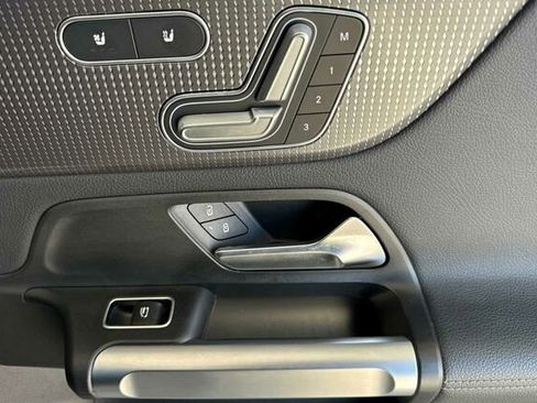 Used 2023 Mercedes-Benz EQB 300 4MATIC image 21