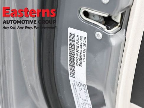 Used 2022 Chrysler Pacifica Limited image 25