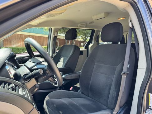 Used 2018 Dodge Grand Caravan SE w/ UConnect Hands-Free Group FWD image 19
