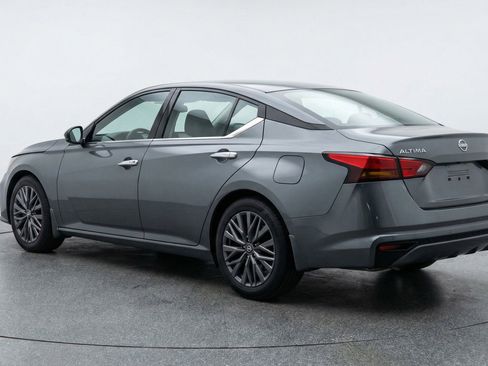 Used 2025 Nissan Altima 2.5 SV FWD image 6