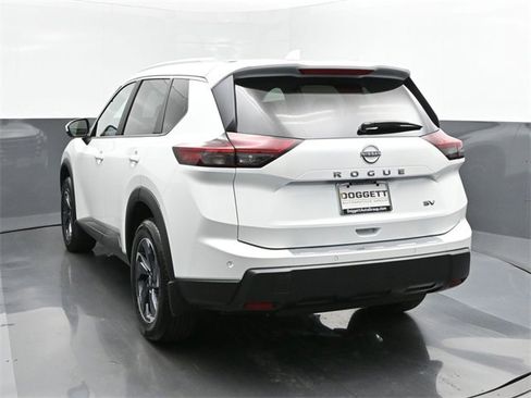Used 2024 Nissan Rogue SV w/ SV Premium Package image 8