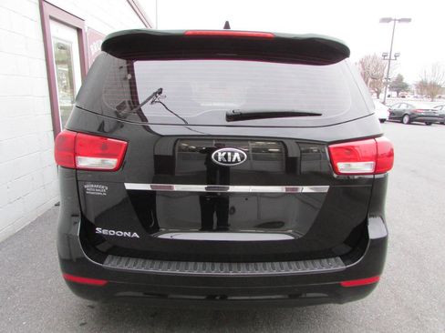 Used 2018 Kia Sedona L image 3